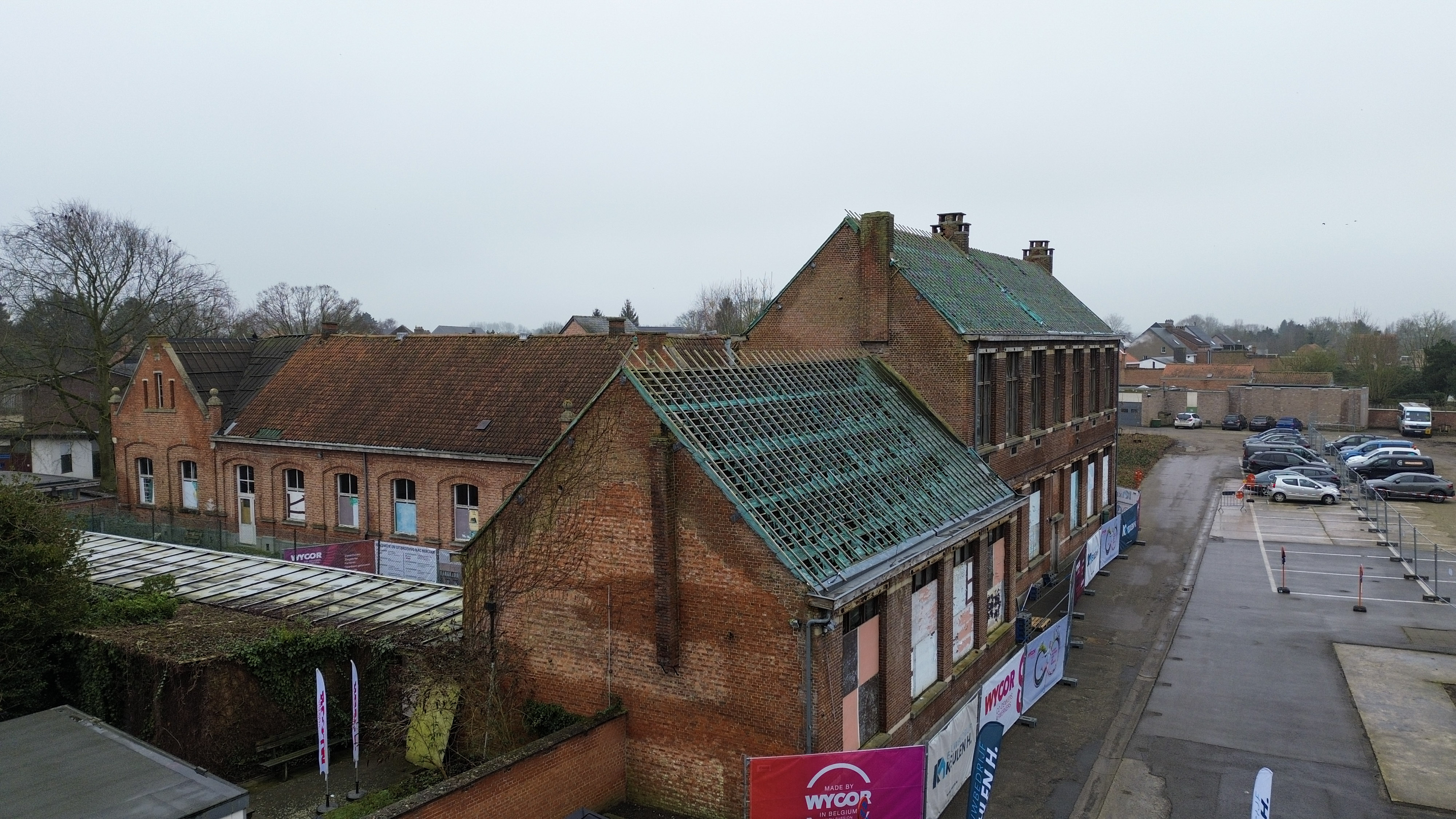 Zicht op het huidige schoolgebouw